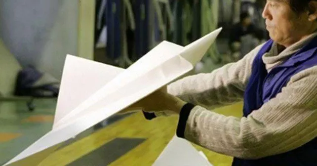 Мировой рекорд полета на бумажном самолете 